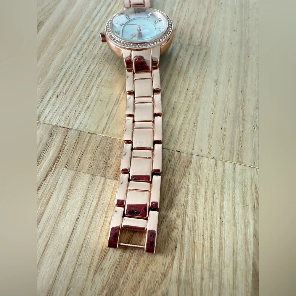 Ellen Tracy ladies rose gold tone fashion watch NEW BATTERY